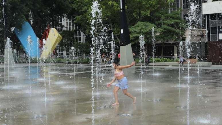 Outono registra altas temperaturas do verão, quando crianças brincaram na fonte de água no Vale do Anhangabaú, no centro da capital paulista