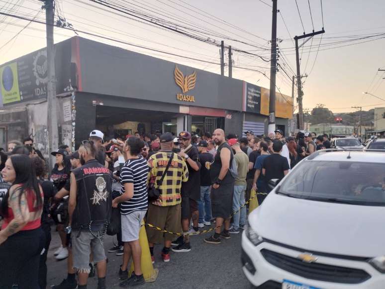 Punks e manos na frente da loja da 1 da Sul, no Capão Redondo, em São Paulo. Marca faz 25 anos