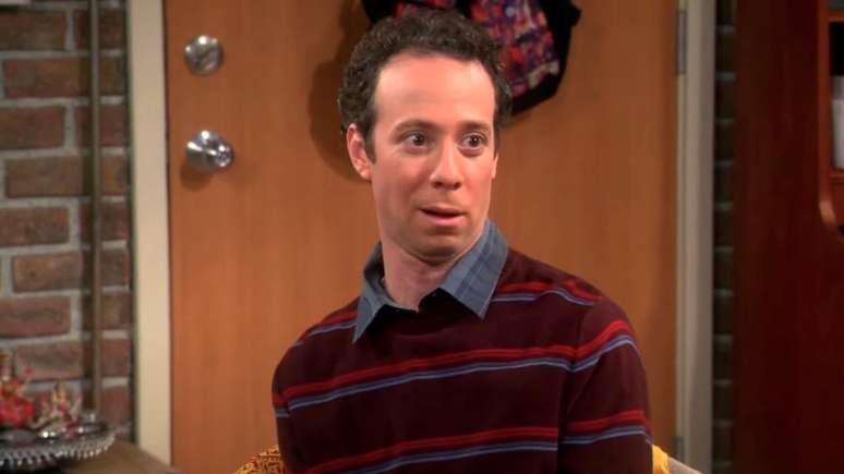 Kevin Sussman como Stuart.