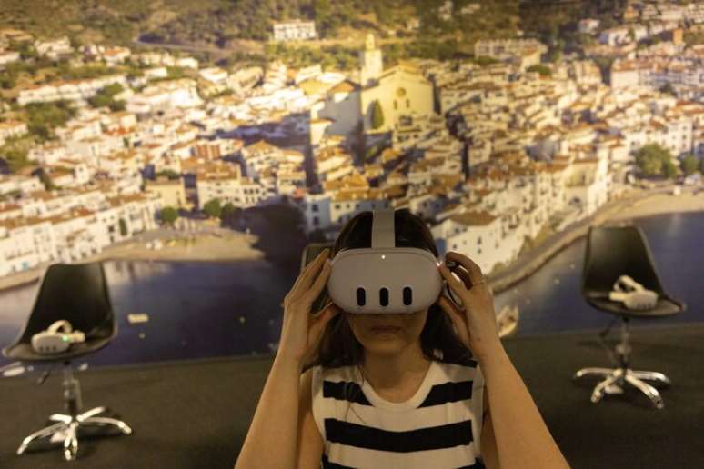 Kacamata realitas virtual membantu meningkatkan pengalaman saat menyelami pikiran Salvador Dalí.
