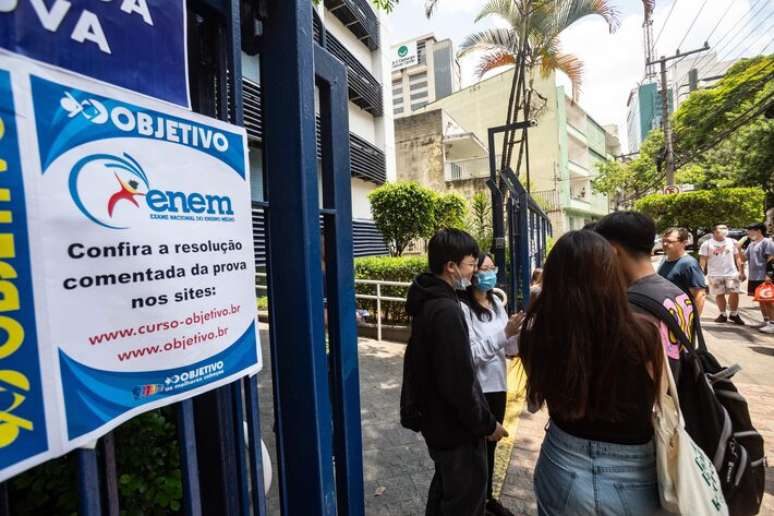 Estudantes chegam para realizar a prova do Enem 2022, no campus da UNIP, região central de São Paulo.