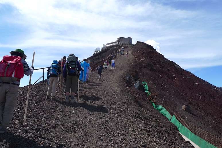 A trilha Fujinomya exige um condicionamento físico melhor. Mas não é necessário ser alpinista
