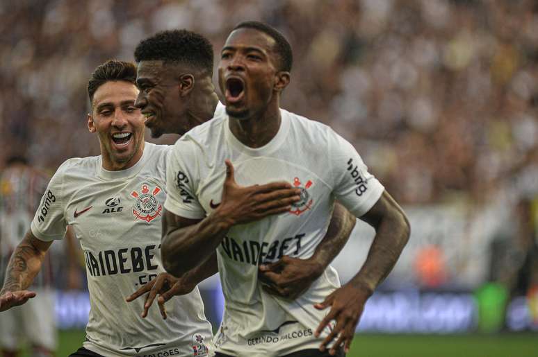 Corinthians desmantela 'Dinizismo' e bate o Fluminense com golaços de Wesley