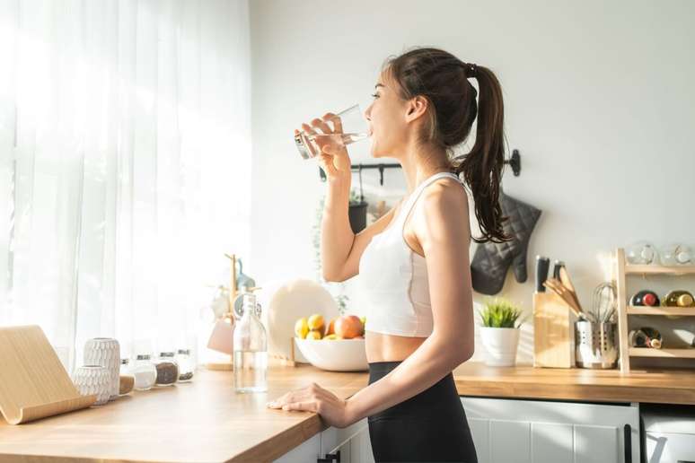 Além de manter bons hábitos alimentares, a hidratação é uma forte aliada na prevenção da flacidez 