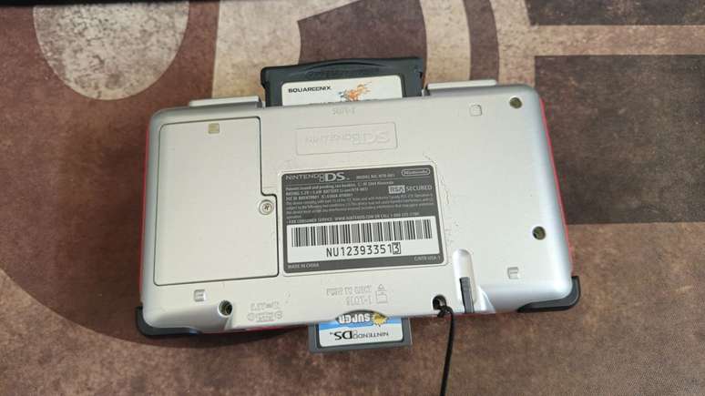 Nintendo DS trazia dois slots de cartucho, uma para jogos da nova geração e outro para títulos do GBA. (Imagem: Daniel Trefilio / Canaltech)