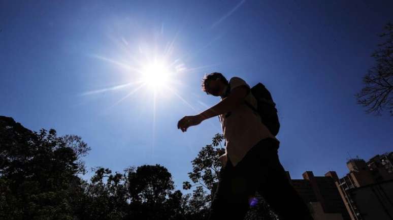 Pedestres caminhando próximo ao Parque Augusta, na região da Consolação, em dia de forte calor na cidade de São Paulo.