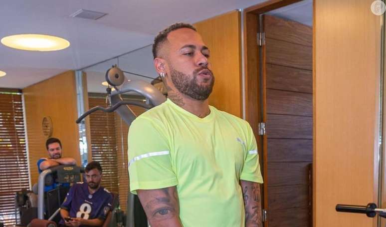 Neymar surge em novo vídeo treinando e internautas comentam sobre corpo do jogador.