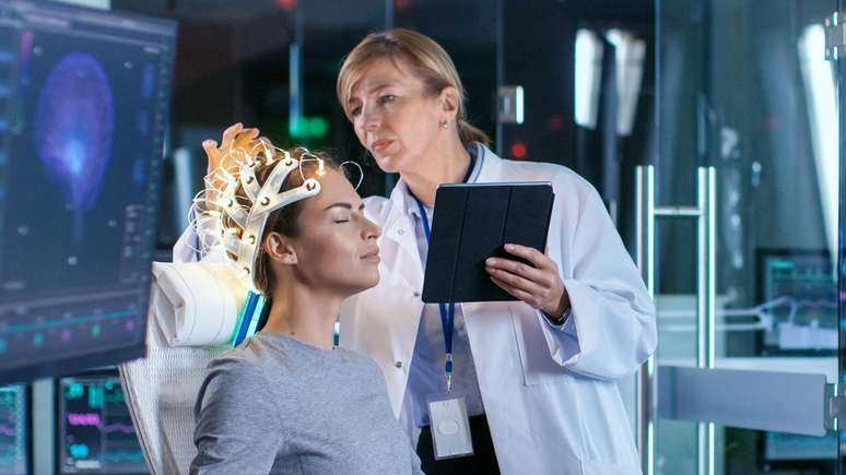 Uma cientista submete o cérebro de uma paciente a uma tomografia