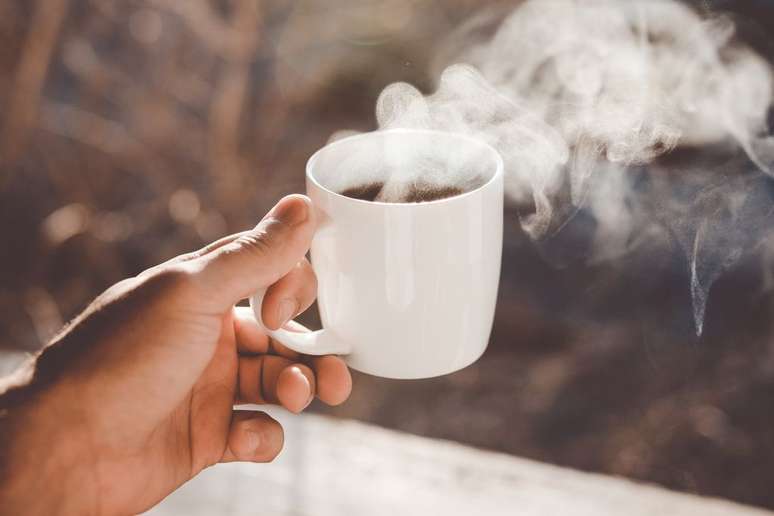 De acordo com a segunda lei da termodinâmica, tudo tende à desordem — tudo que é quente, como uma xícara de café, transfere calor até esfriar e equilibrar com o ambiente (Imagem: Clay Banks/Unsplash)
