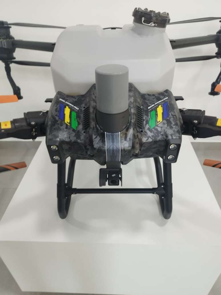 Jair Bolsonaro estampa carcaça de drones