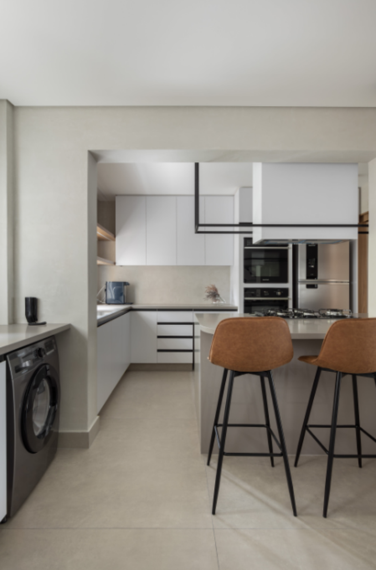 4. Preto e branco são cores curingas na decoração da cozinha planejada com bancada – Projeto: Tulli Arquitetura | Foto: @ewersmarth