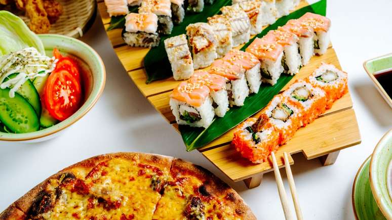 Cultura japonesa costuma ter banquetes após missas de falecimento; entenda
