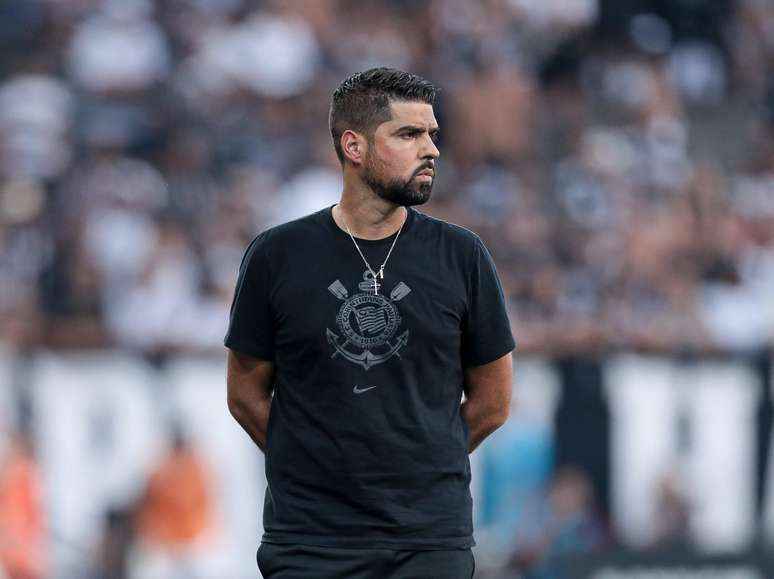 António Oliveira comenta sobre fase do Corinthians após vitória: 'Mudanças geral caos até a estabilidade'. 