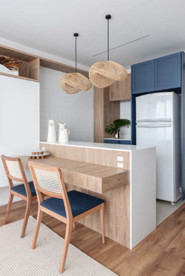 3. Cozinha planejada com bancada americana é comum em espaços reduzidos – Projeto: Fenda Arquitetura | Foto: Gisele Rampazzo