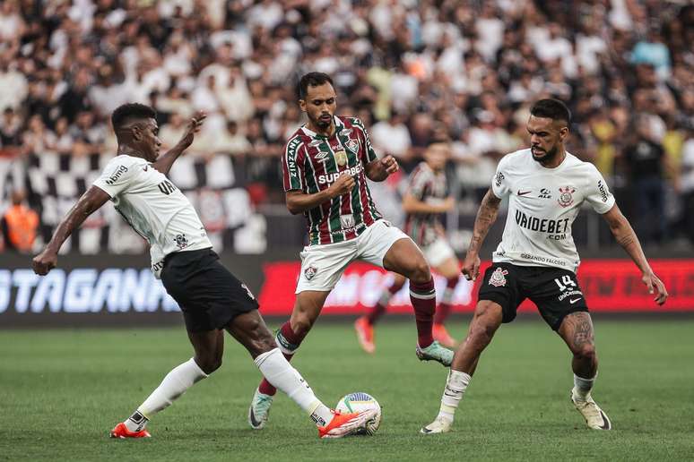 Lima perdendo a posse da bola em marcação pressão do corinthians FOTO DE LUCAS MERÇON / FLUMINENSE FC