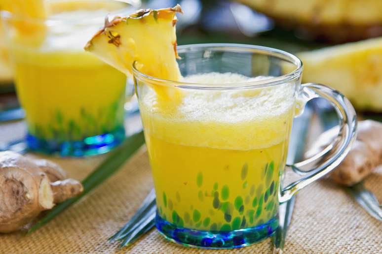 Suco de abacaxi com limão e hortelã 