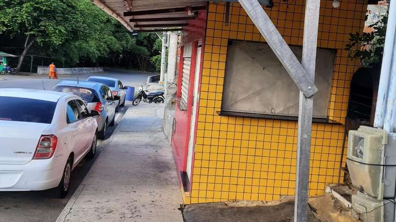 Ponto de motoristas de aplicativo em Salvador, na área conhecida como bambuzal do Aeroporto de Salvador, onde eles se reúnem e esperam pelas corridas