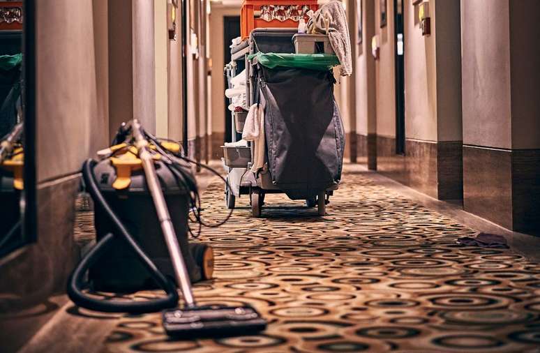 Mulher pede demissão em 27 minutos, após descobrir como era a rotina de limpeza dos quartos em hotel (Imagem: Ashwini Chaudhary(Monty)/Unsplash)