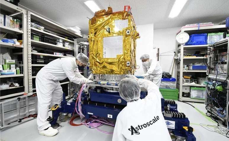 O satélite de inspeção Adras-J vai passar as próximas semanas monitorando o segmento de foguete