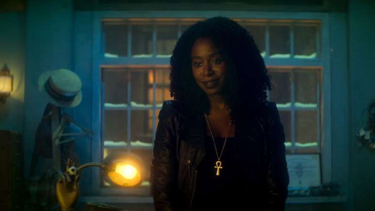 A atriz Kirby Howell-Baptiste faz uma participação especial no show como a Morte dos Perpétuos (Imagem: Divulgação/Netflix)