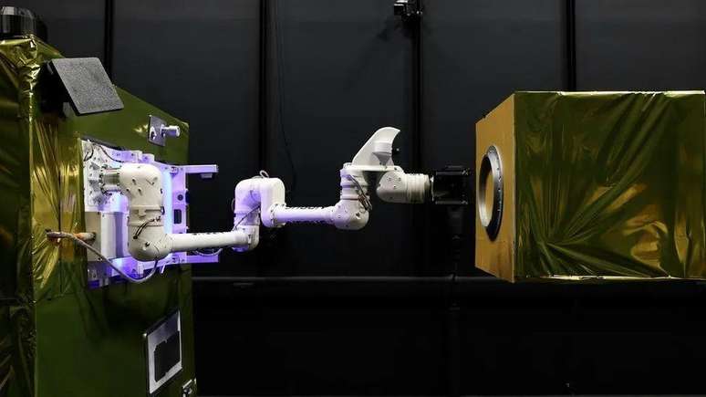 Missões futuras vão usar braços robóticos para alcançar e capturar lixo espacial