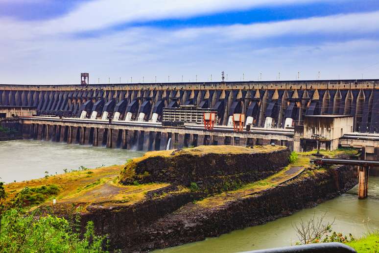 Barragem de Itaipu, Brasil e Paraguai: Trecho da barragem maciça localizada entre os dois países