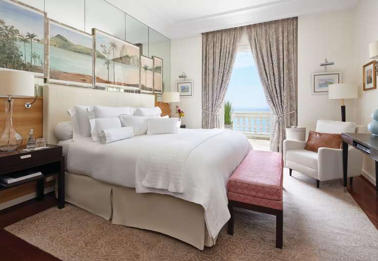 O quarto com decoração clássica possui cama king size e acesso à varanda