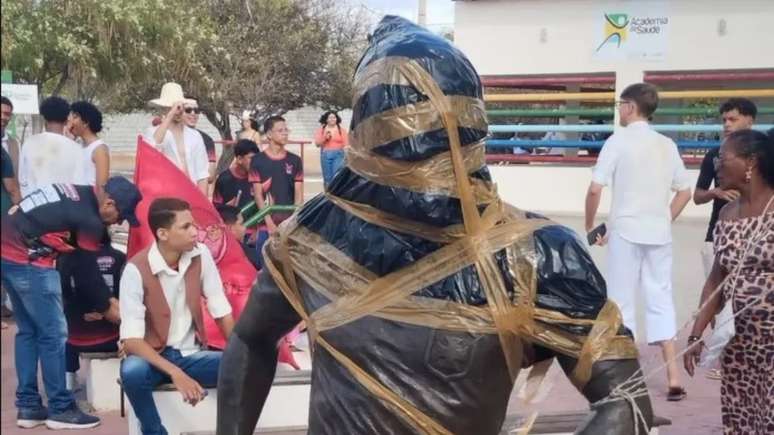 Estátua de Daniel Alves já havia sido vandalizada por moradores de Juazeiro