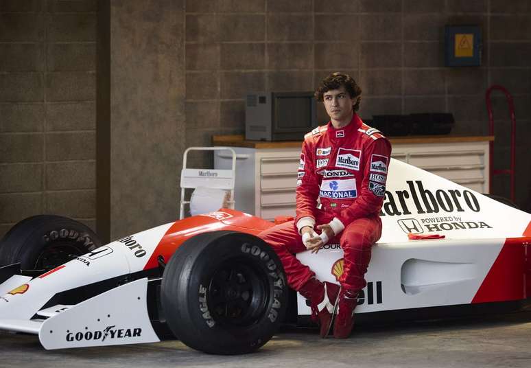 Gabriel Leone intepreta Ayrton Senna na minissérie da Netflix (Divulgação/Netflix)