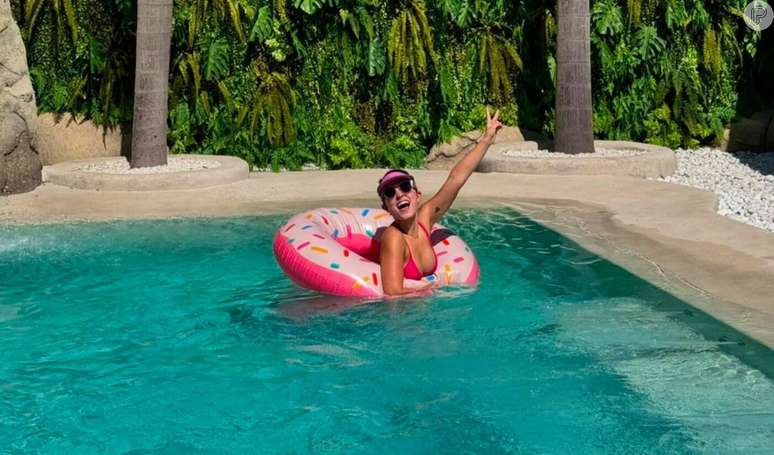 Larissa Manoela, in a pink thong bikini, enjoys the pool of a villa and her toned body leaves even Sabrina Sato in awe.  Look at the pictures!