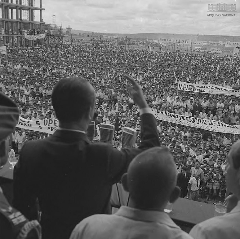 Juscelino Kubitschek celebrando a data em 1959