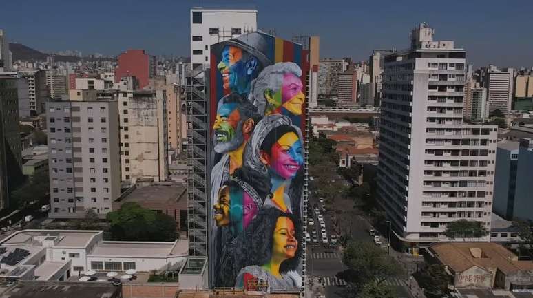 O painel gigante criado pelo artista plástico brasileiro Eduardo Kobra num edifício em Belo Horizonte tornou-se um marco na paisagem da cidade. É mais uma obra de sucesso do artista brasileiro que conquistou renome internacional.