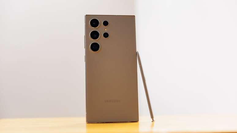 O Galaxy S24 Ultra, modelo premium mais atual da Samsung, tem Snapdragon 8 Gen 3, 12 GB de RAM e tela AMOLED de 6,8 polegadas (Imagem: Brenno Barreira/Canaltech)