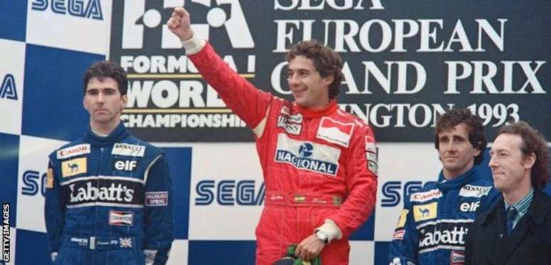 Ayrton Senna comemora no pódio após vencer o Grande Prêmio da Europa de 1993
