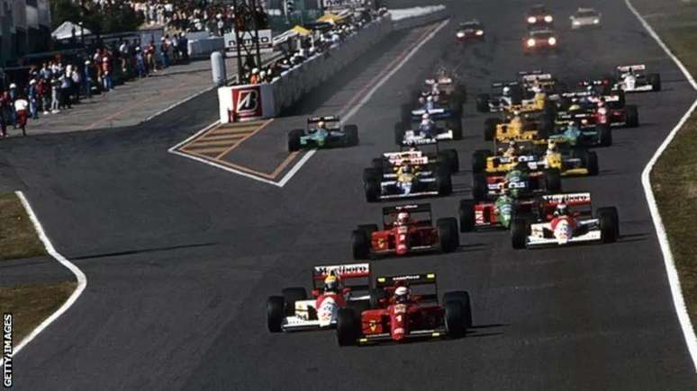 Senna sai de tr&aacute;s da Ferrari de Alain Prost, segundos antes de eles colidirem no in&iacute;cio do Grande Pr&ecirc;mio do Jap&atilde;o de 1990