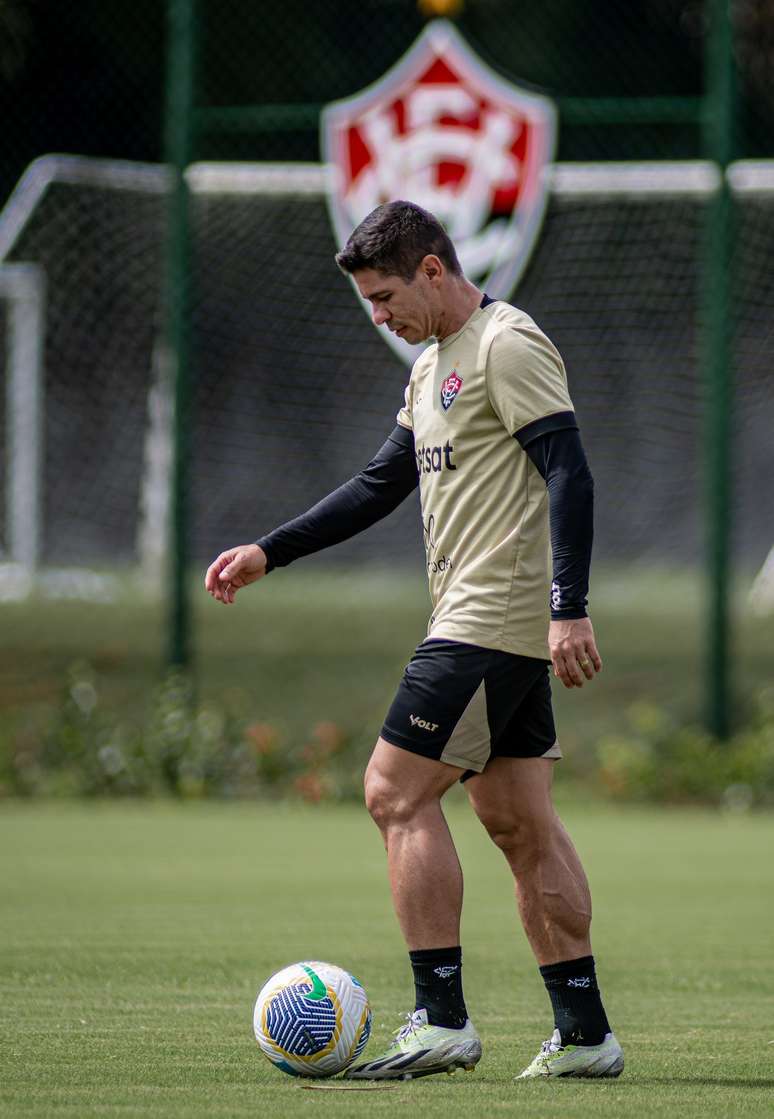 Osvaldo movimenta a bola em treino do Vitória