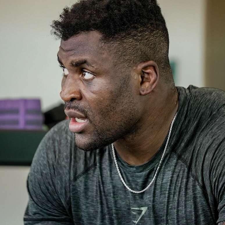 Francis Ngannou durante treino para luta contra Anthony Joshua 