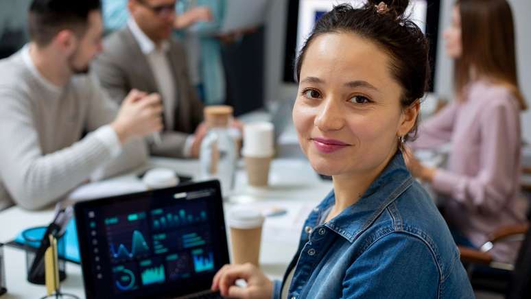 The government opens competition in the IT sector with a salary of R,300