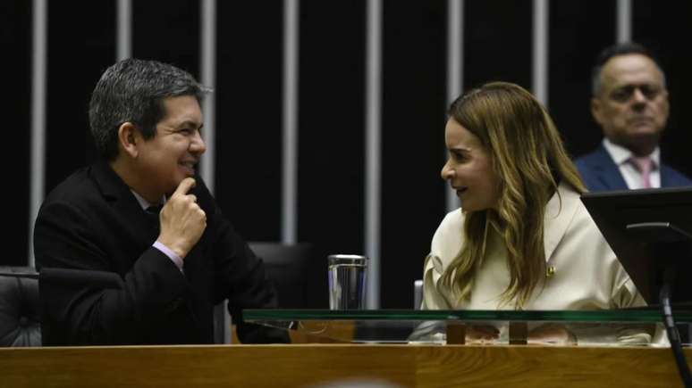 O senador Randolfe Rodrigues, líder do governo no Congresso, conversa com a senadora Daniella Ribeiro (PSD