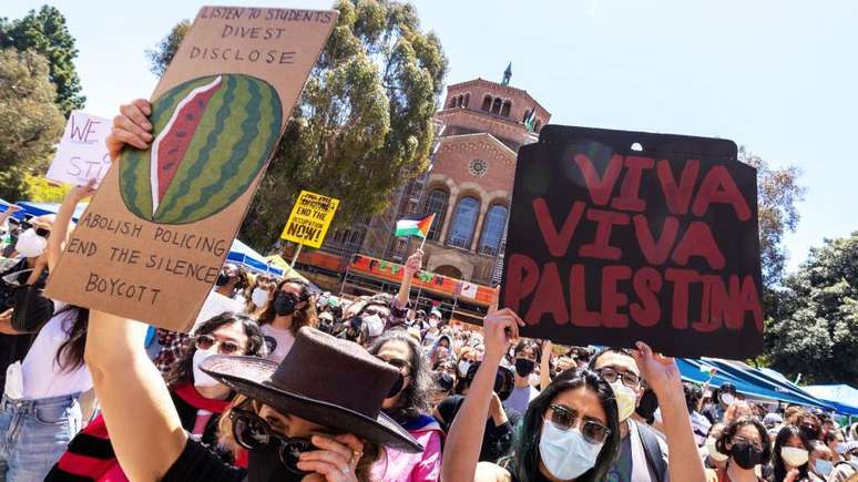 Na Universidade da Califórnia em Los Angeles (UCLA), o domingo de protestos foi marcado por tensão
