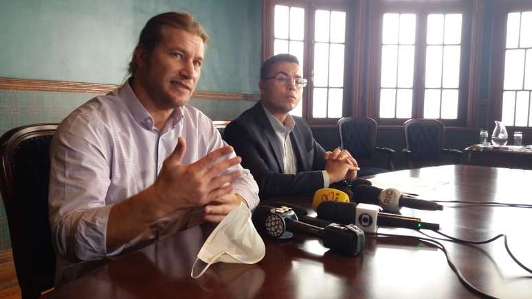 Diego Alem&atilde;o ao lado do advogado Jeffrey Chiquini em foto de 2020 .