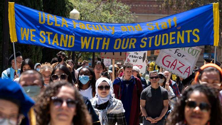 Na segunda-feira (29/4), ocorreram duas marchas simultâneas na UCLA, organizadas por professores e alunos