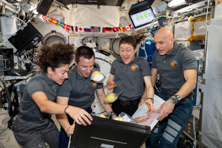 Astronautas na ISS recebendo uma entrega de frutas fresquinhas (Imagem: Reprodução/NASA)