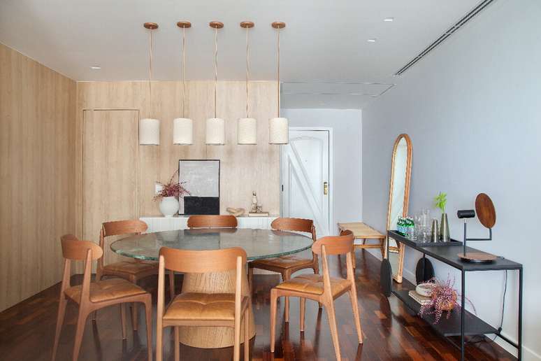 M&oacute;veis curvos trazem fluidez ao ambiente Projeto: Memo&aacute; Arquitetos |