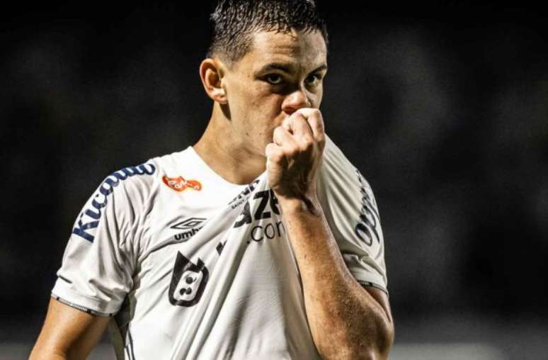 Fotos: Raul Baretta/Santos - Legenda: JP Chermont é um dos destaques do Santos em 2024