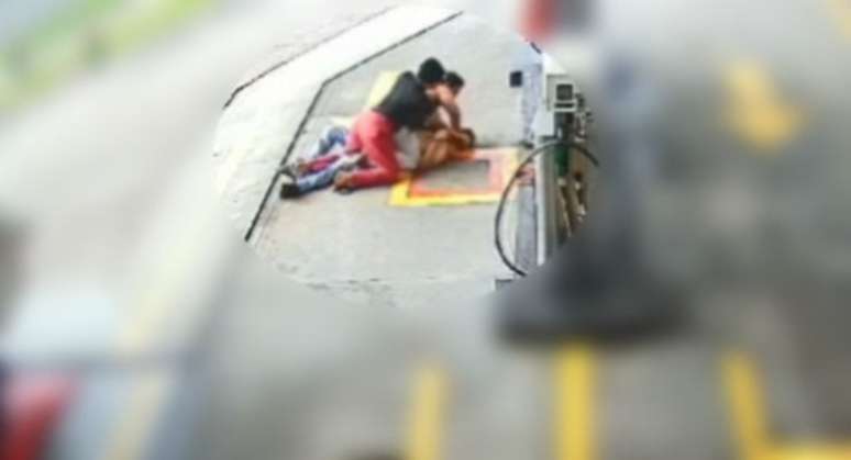 Momento em que o homem é agredido com vários socos no rosto em um posto de combustíveis no bairro Boqueirão, em Curitiba.