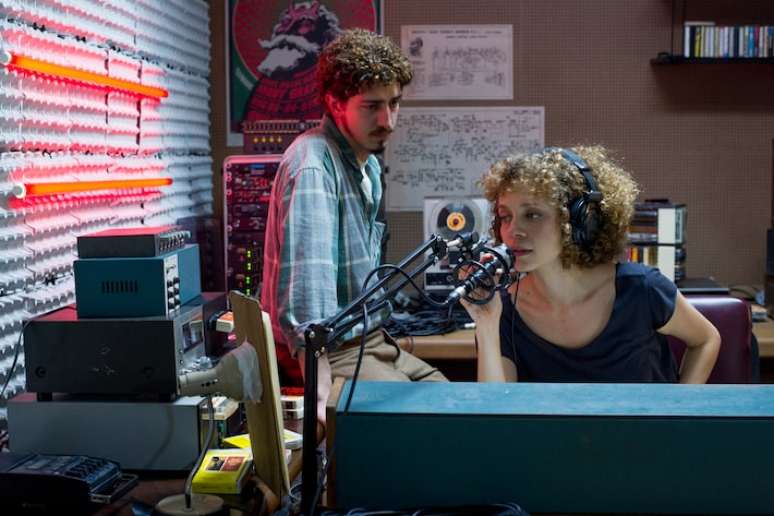 Johnny Massaro (o jornalista Luiz Antonio Mello) e Marina Provenzzano (a locutora Alice) em ‘Aumenta que é Rock’n’Roll’.