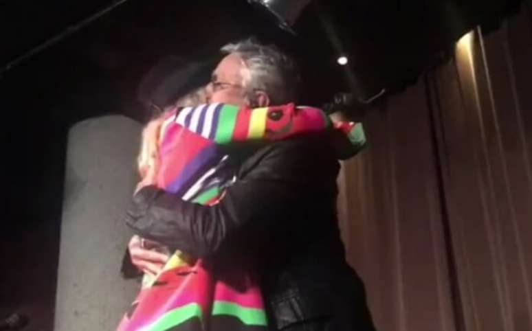 Madonna abraça Caetano Veloso