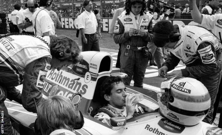 Ayrton Senna no carro antes do Grande Pr&ecirc;mio de San Marino de 1994, em &Iacute;mola