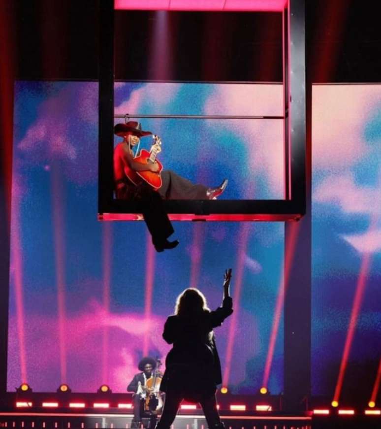David Banda e Madonna em show da Celebration Tour.